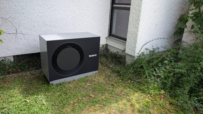 Wärmepumpe auf Schraubfundament
